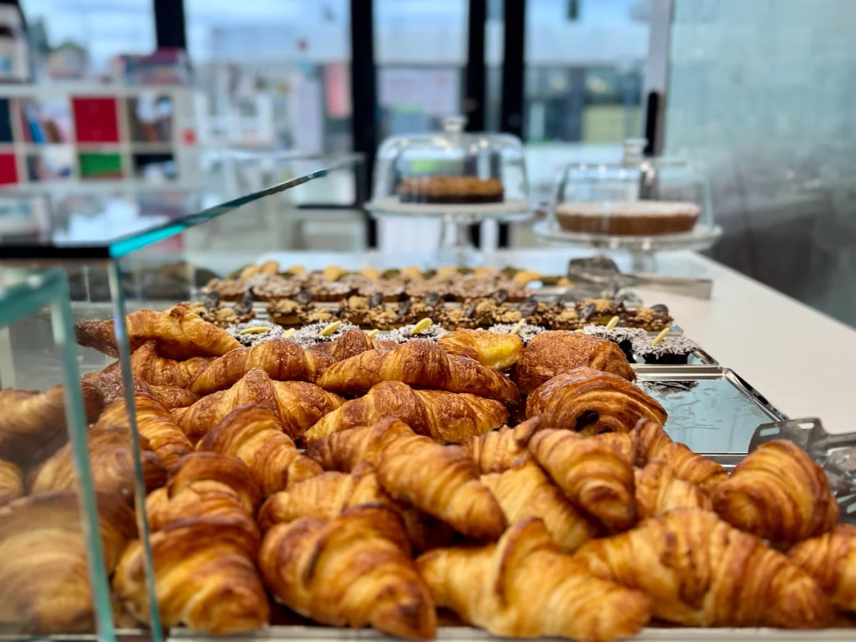 Croissant e piccola pasticceria nel banco Fainello