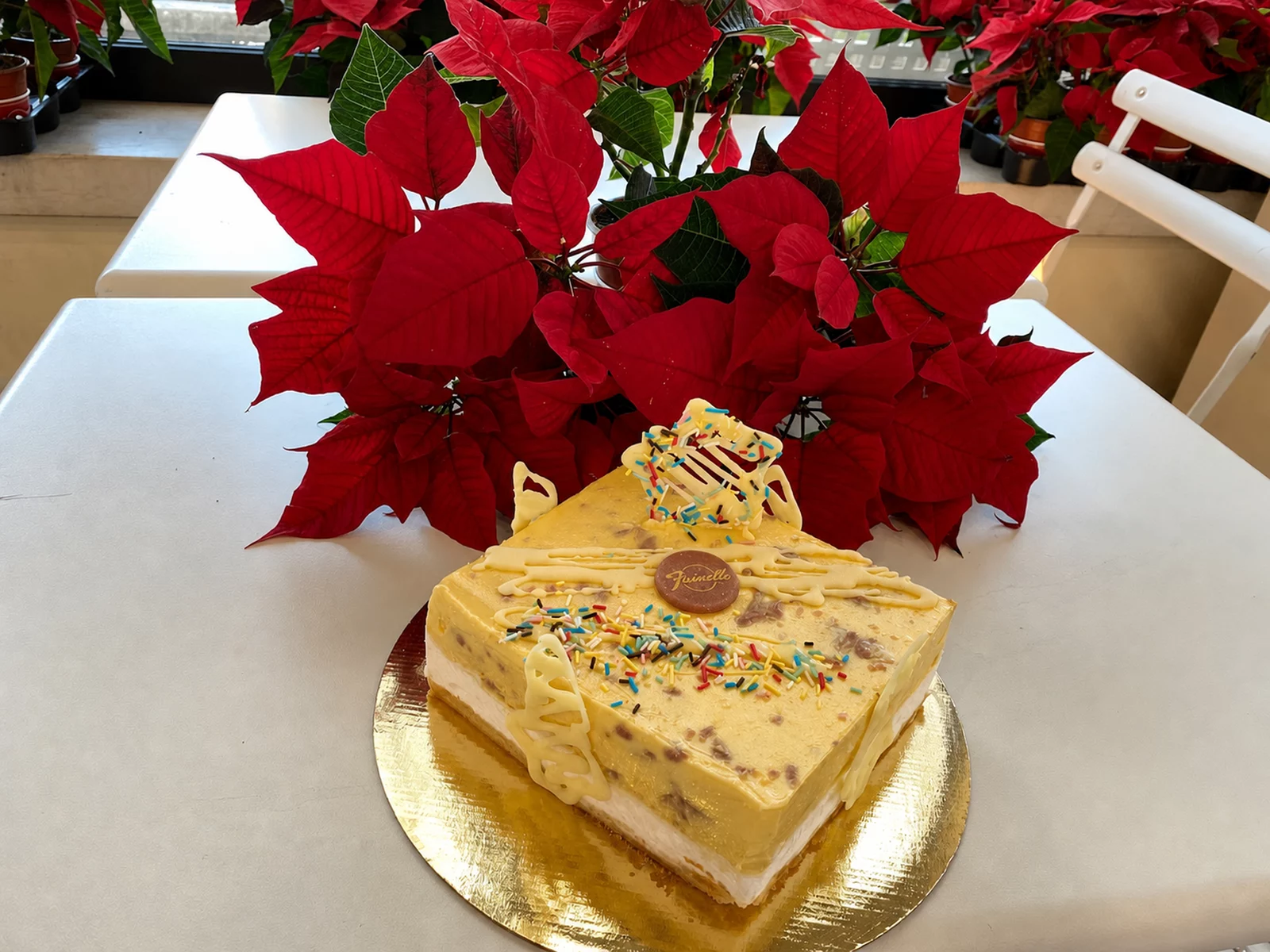 Torta Fainello con decorazioni al cioccolato e zuccherini colorati