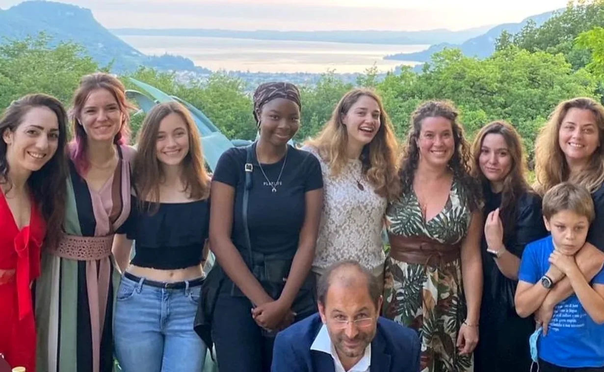 Il gruppo Fainello riunito all'aperto al tramonto, con il lago di Garda alle spalle