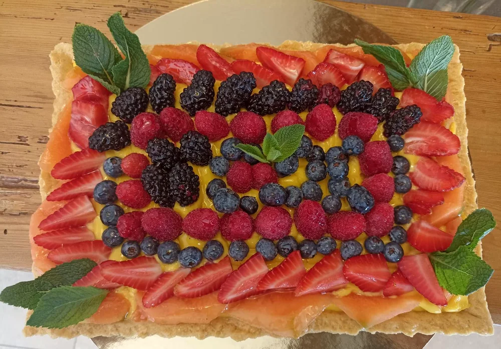 Crostata rettangolare alla crema con fragole, more, mirtilli e lamponi
