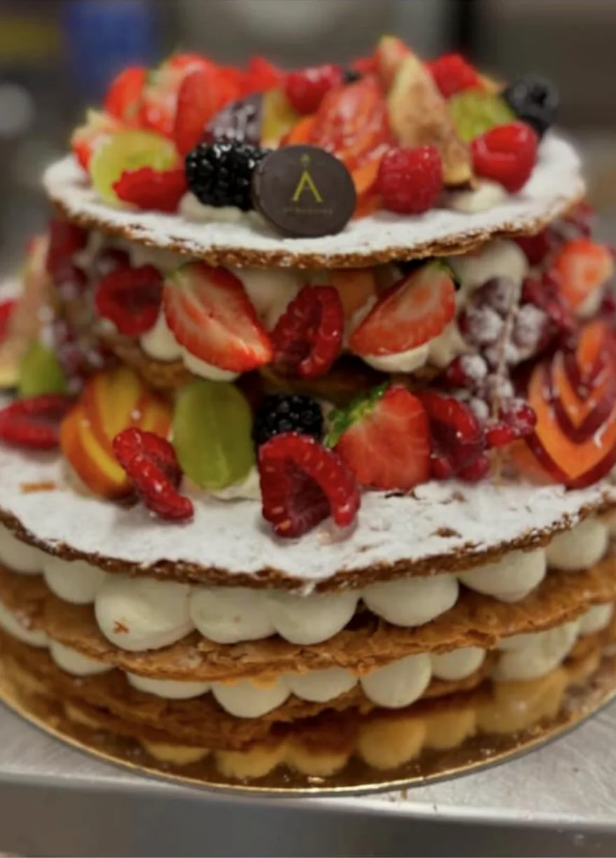 Millefoglie a tre piani con crema, frutta fresca e placchetta di cioccolato personalizzata